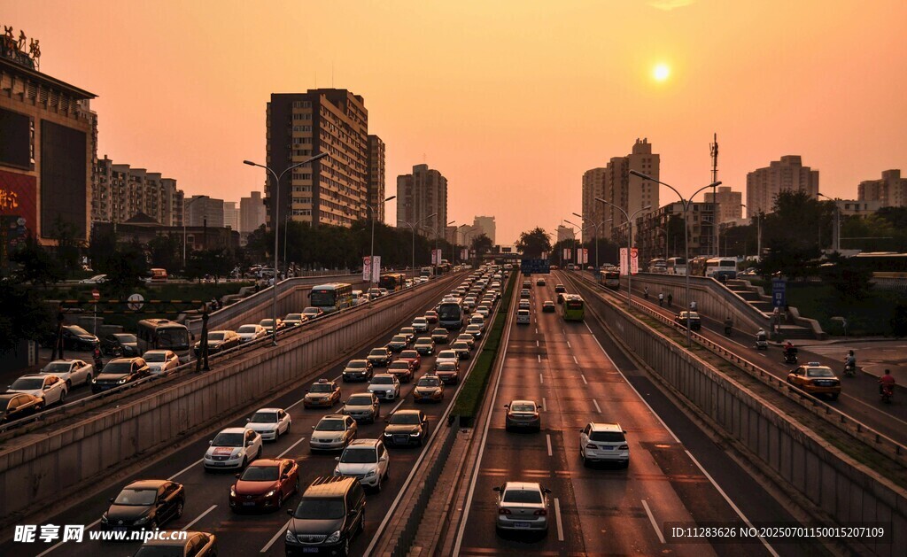 夕阳下城市繁忙交通景象