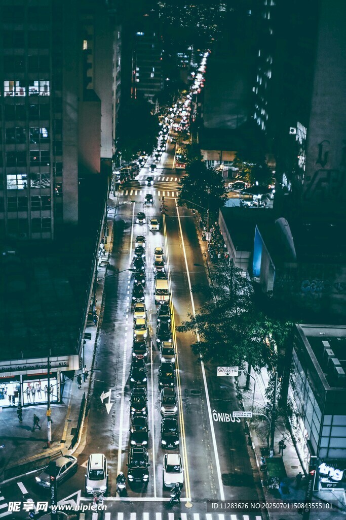 城市夜景车流俯瞰图