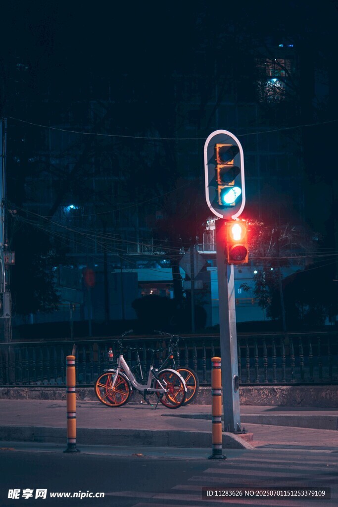 夜晚街边的交通信号灯