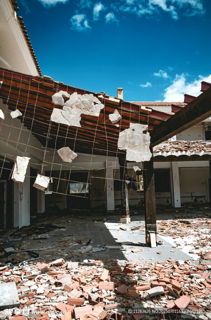 地震后损毁的建筑场景