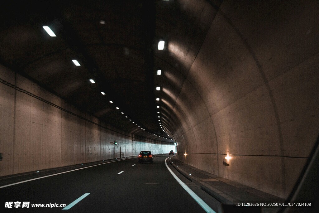 隧道内行车景象