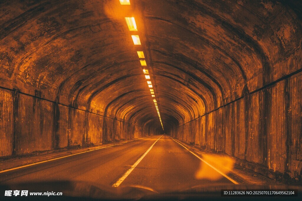 隧道内的光影道路