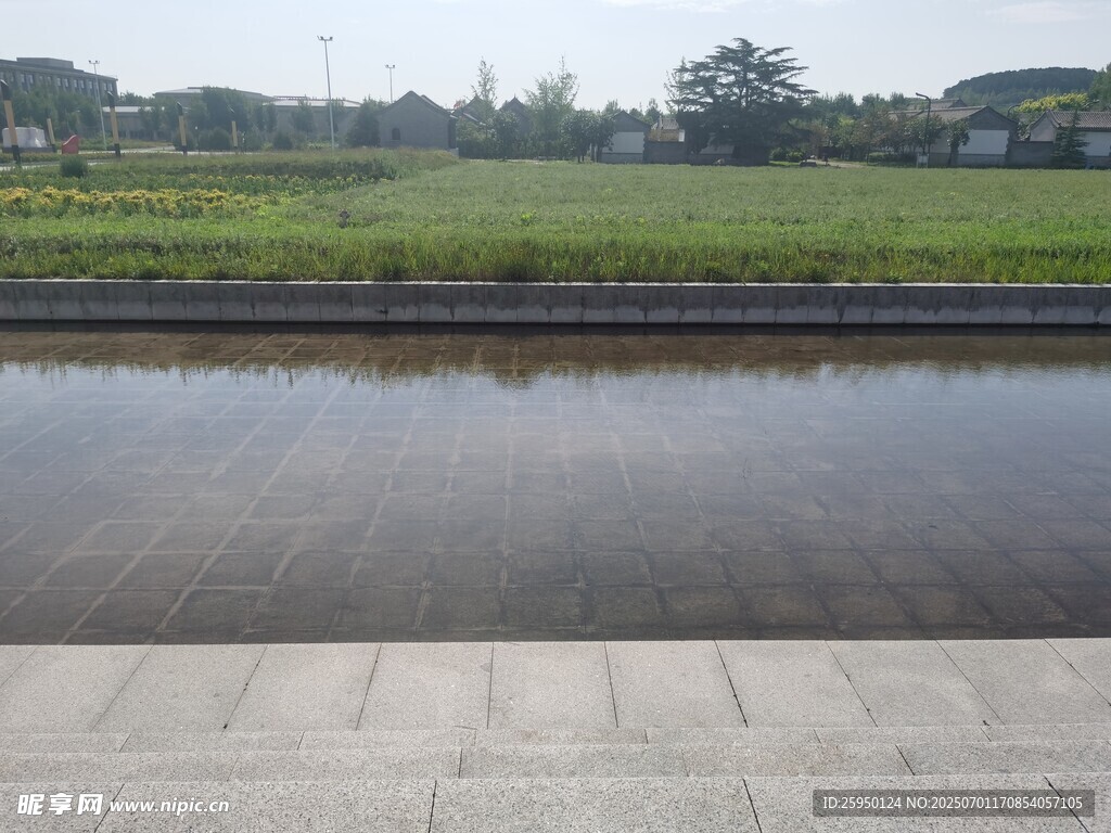 宁静河畔风光