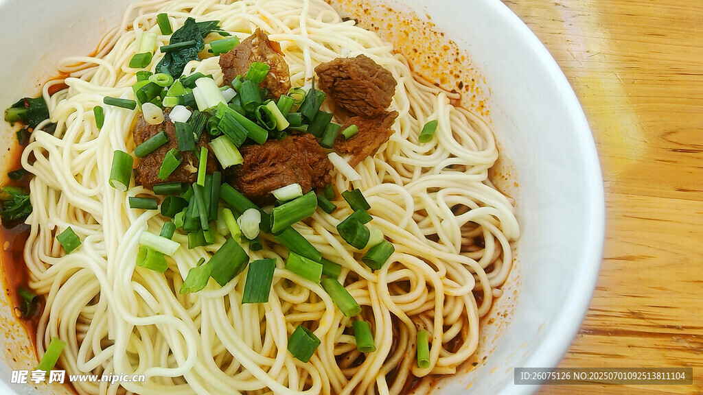 美味葱花牛肉拌面