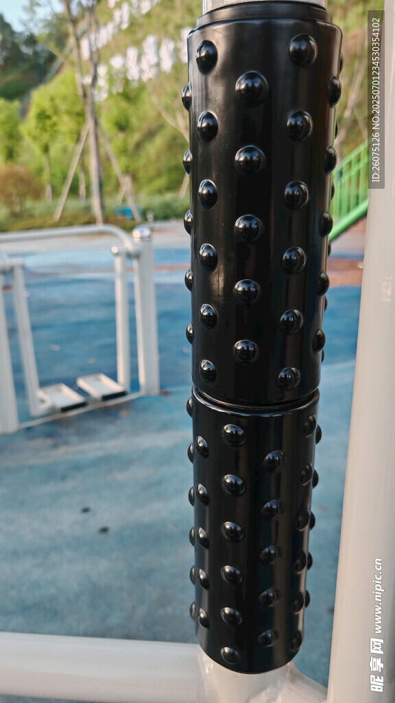 黑色带钉健身器材