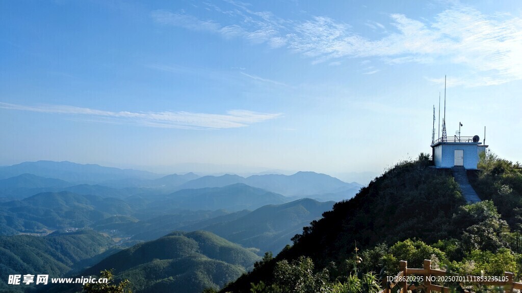 石鸟山山顶通信设施俯瞰壮丽山景