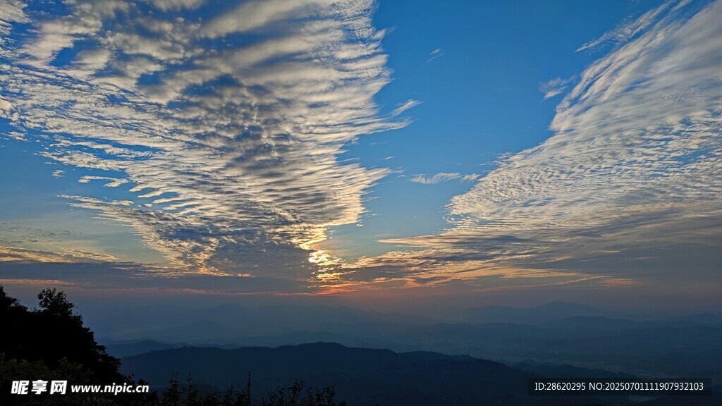 壮丽日出日落晚霞中的天空美景