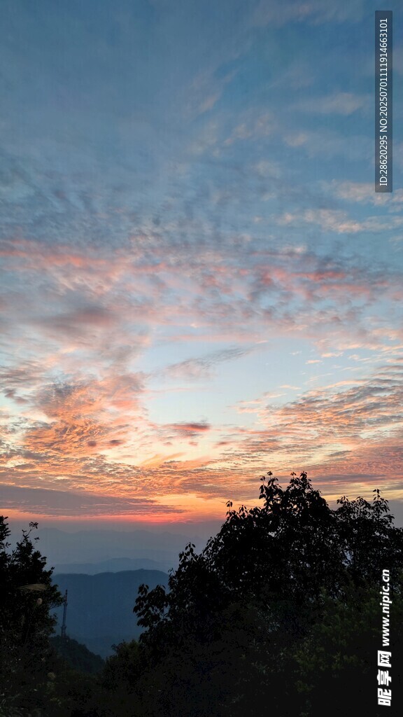 山间绚丽晚霞美景