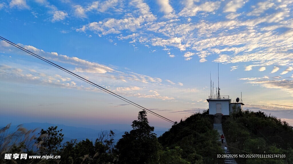 山顶风光与架空线缆景观
