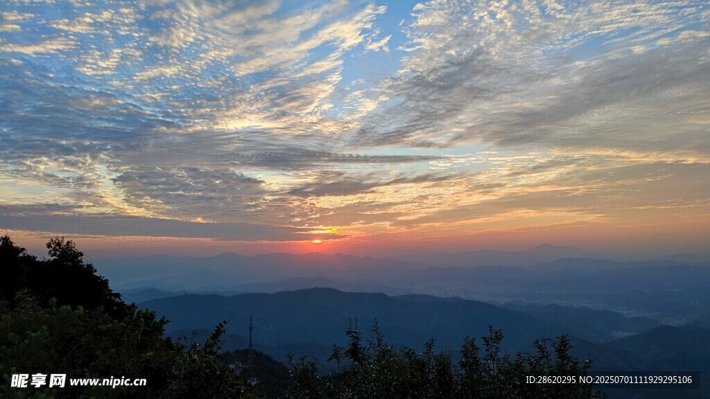 山顶壮丽日落云霞美景