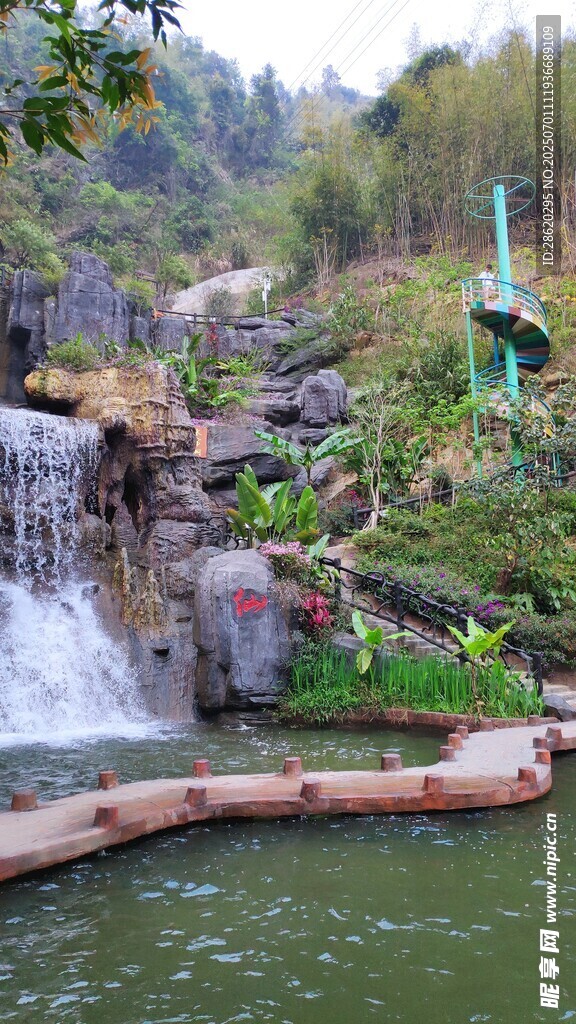 山间瀑布下的宁静水域