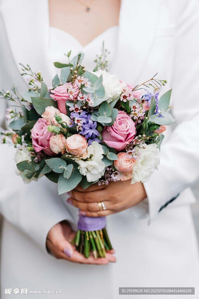 新娘手捧多彩鲜花花束