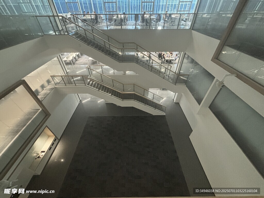 现代建筑内部楼梯景观