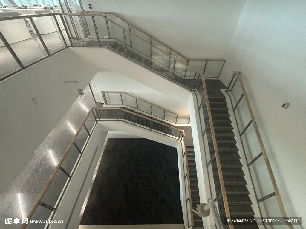现代建筑内的旋转楼梯