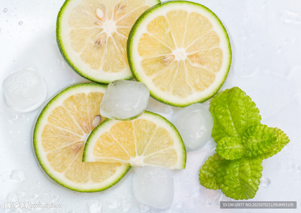 鲜切青柠配薄荷叶与冰块