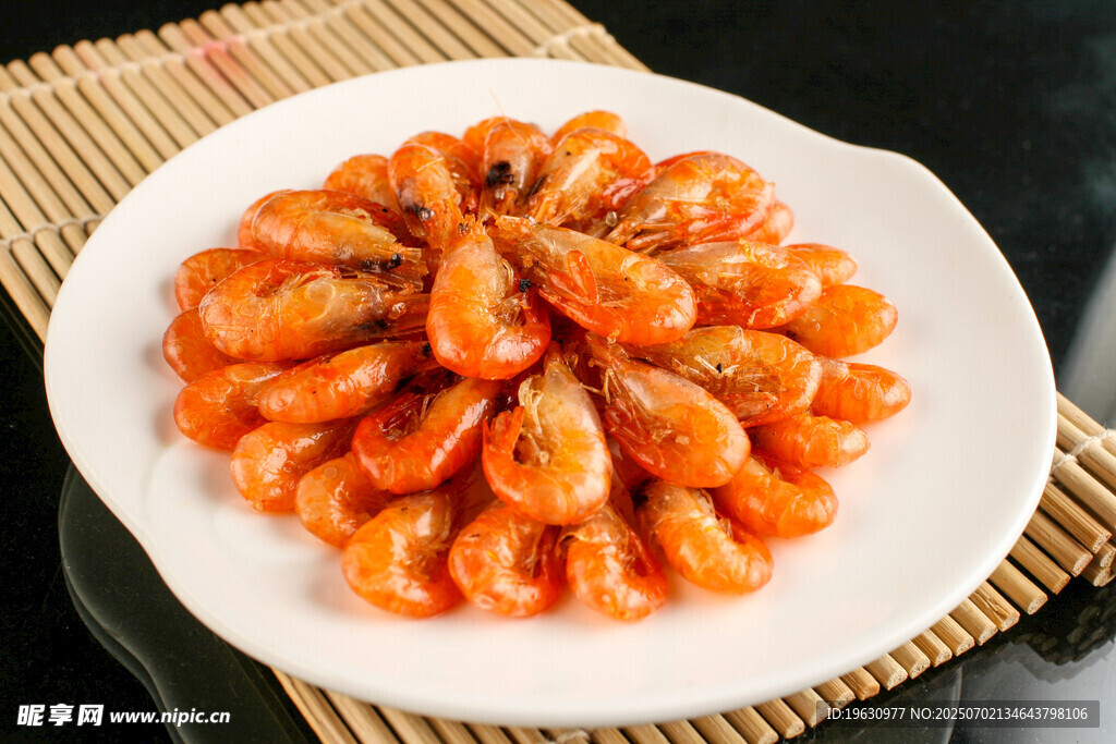 美味油焖大虾摆于盘中