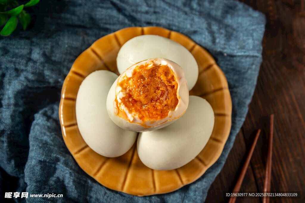 美味咸鸭蛋配馒头