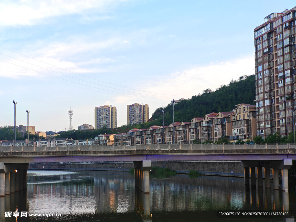 河畔城市风光与桥梁建筑