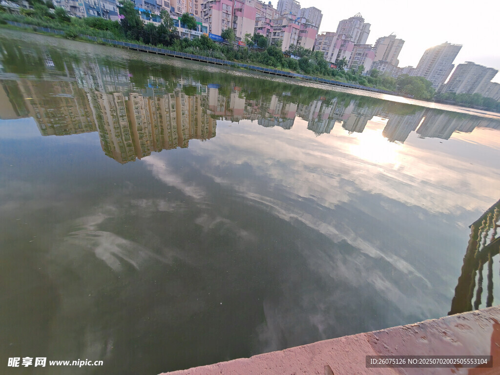 湖畔城市倒影美景
