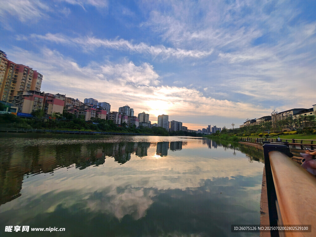 河畔城市风光