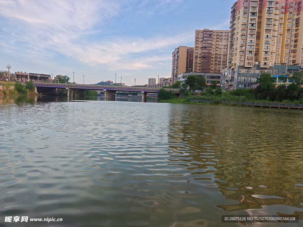 河畔城市风光