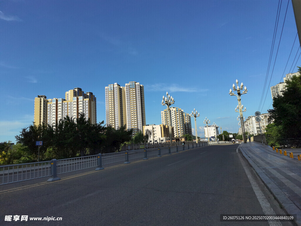 城市道路旁的高楼景观