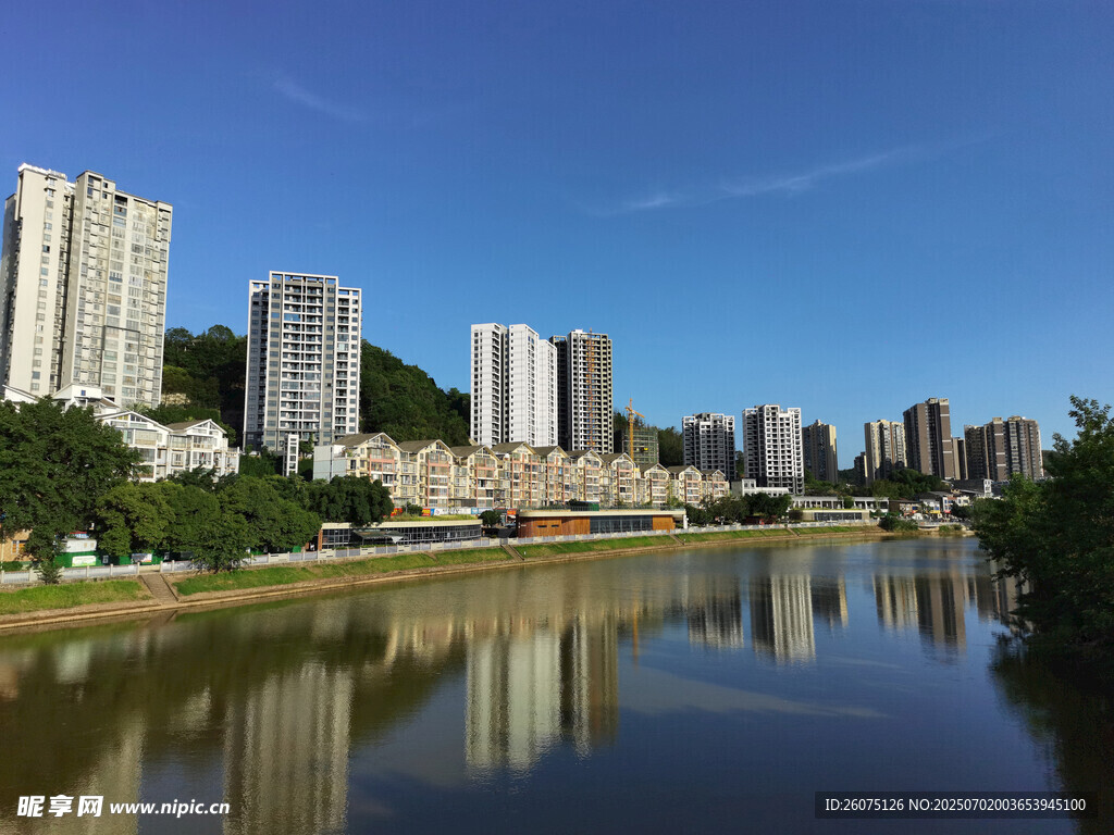 城市河畔风光
