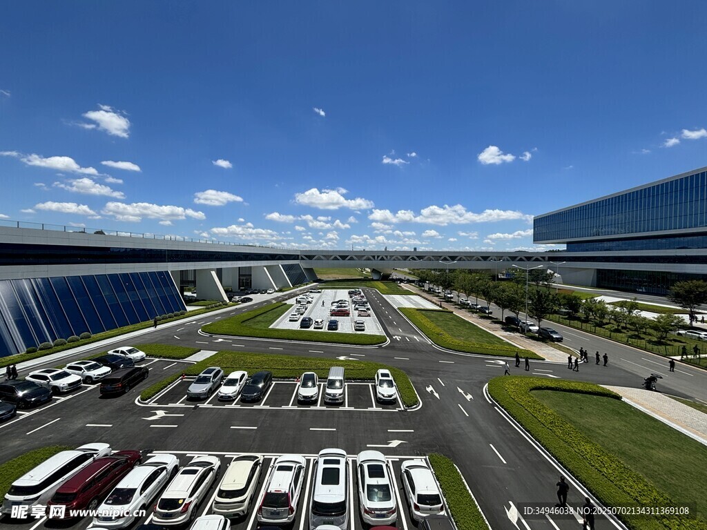 现代化园区停车场全景