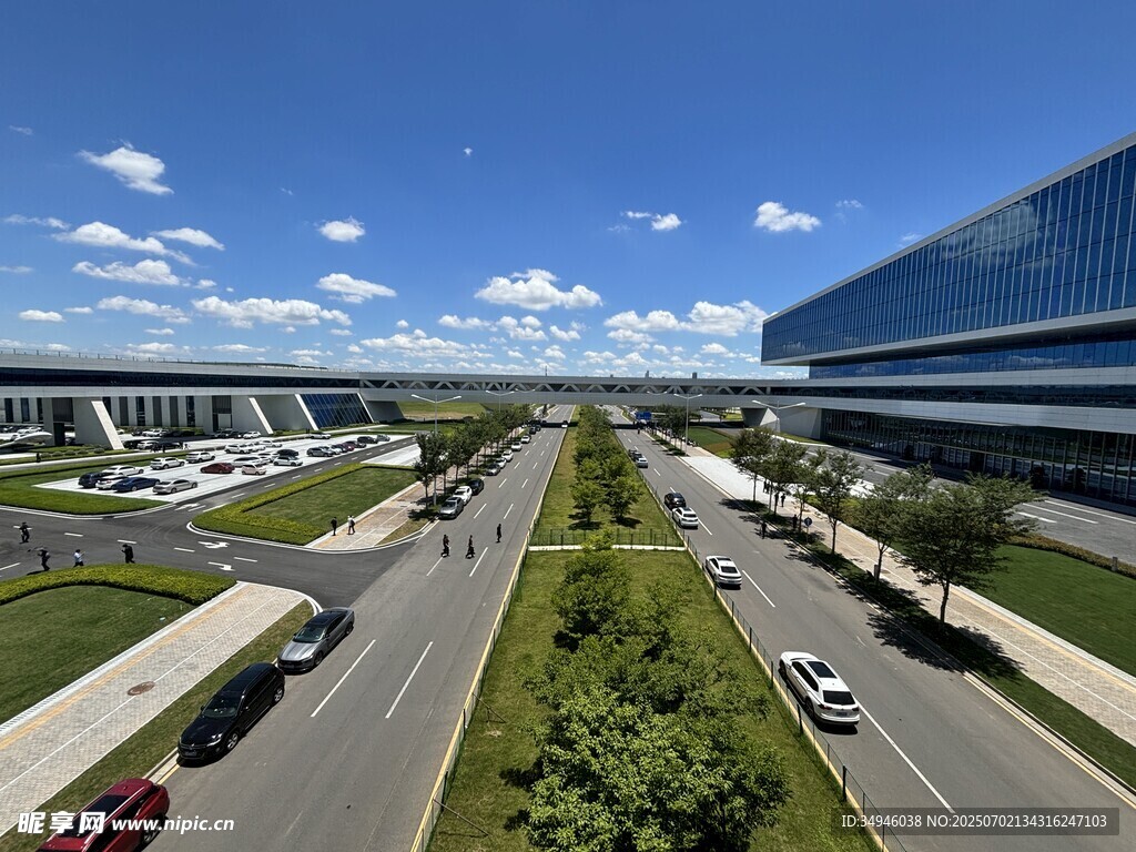 城市宽阔道路与现代建筑景观