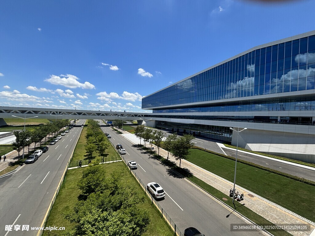 现代建筑旁的宽阔道路