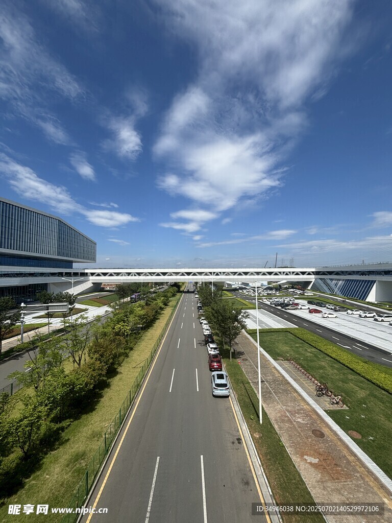 宽阔公路旁的城市景观