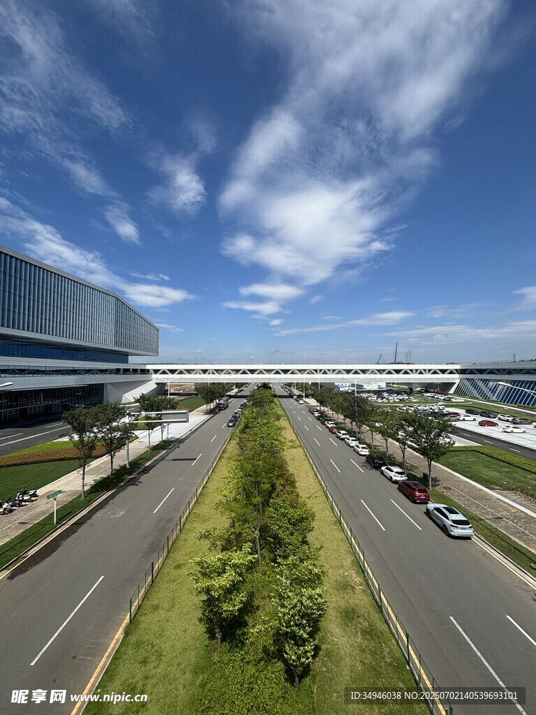 城市宽阔道路与蓝天白云