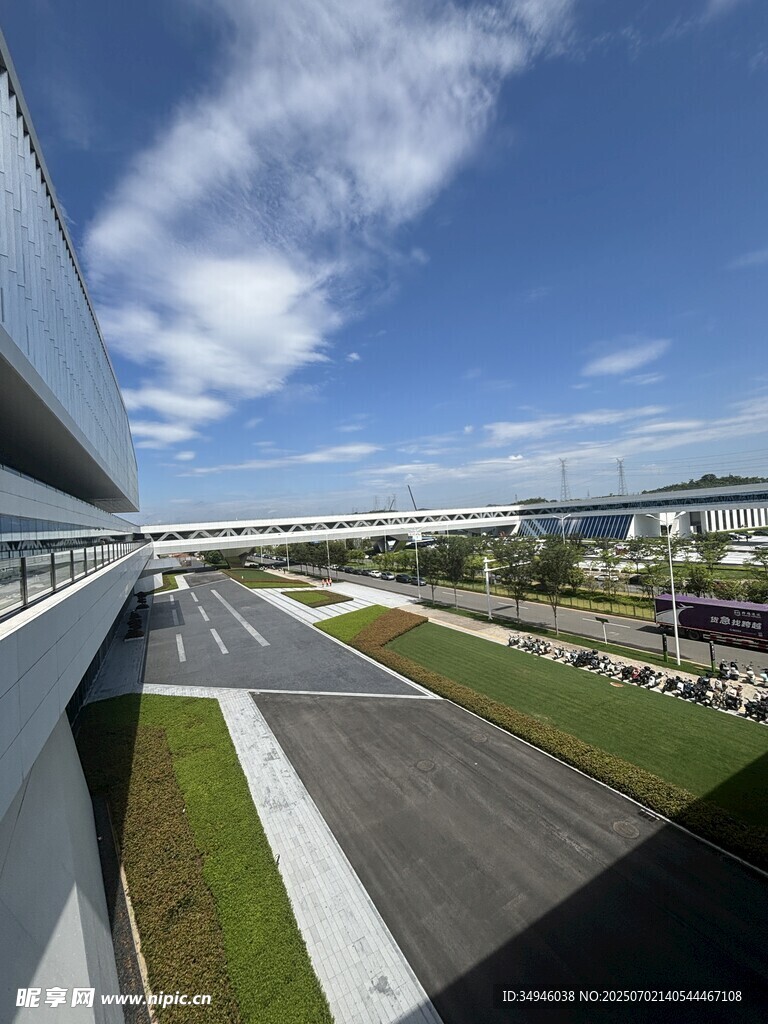 俯瞰赛道与现代建筑景观