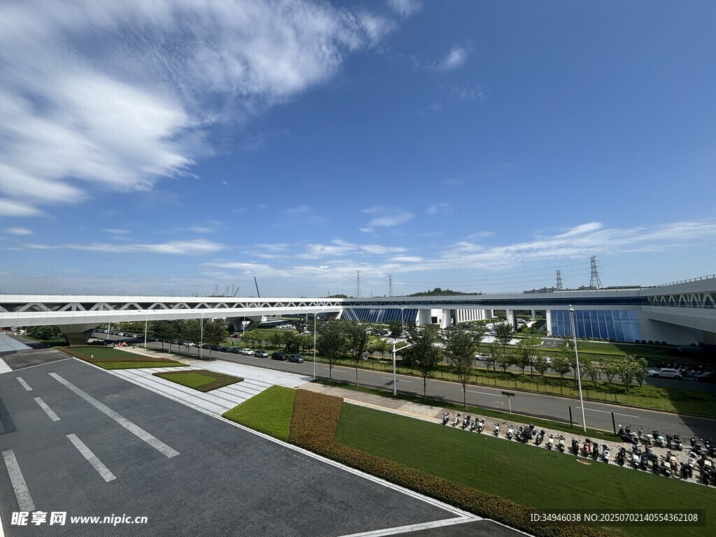 宽阔公路旁的美丽景致