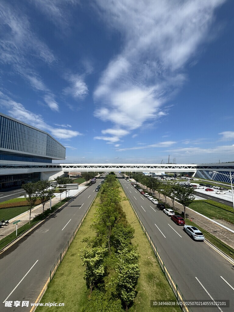 城市宽阔道路与蓝天白云