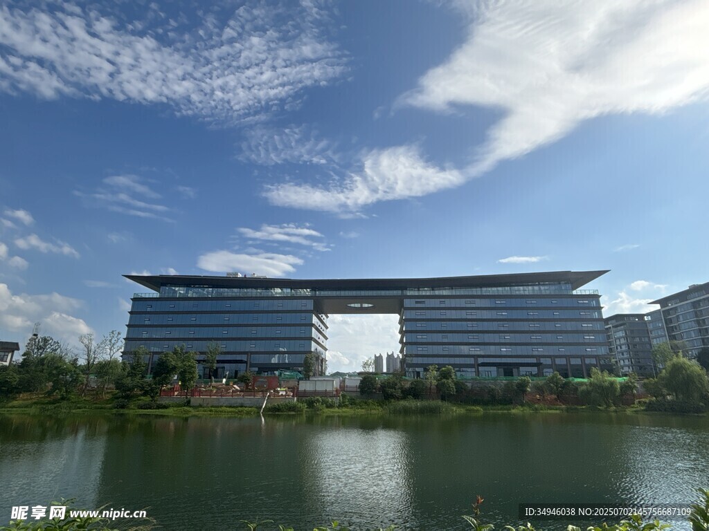 湖畔现代建筑景观