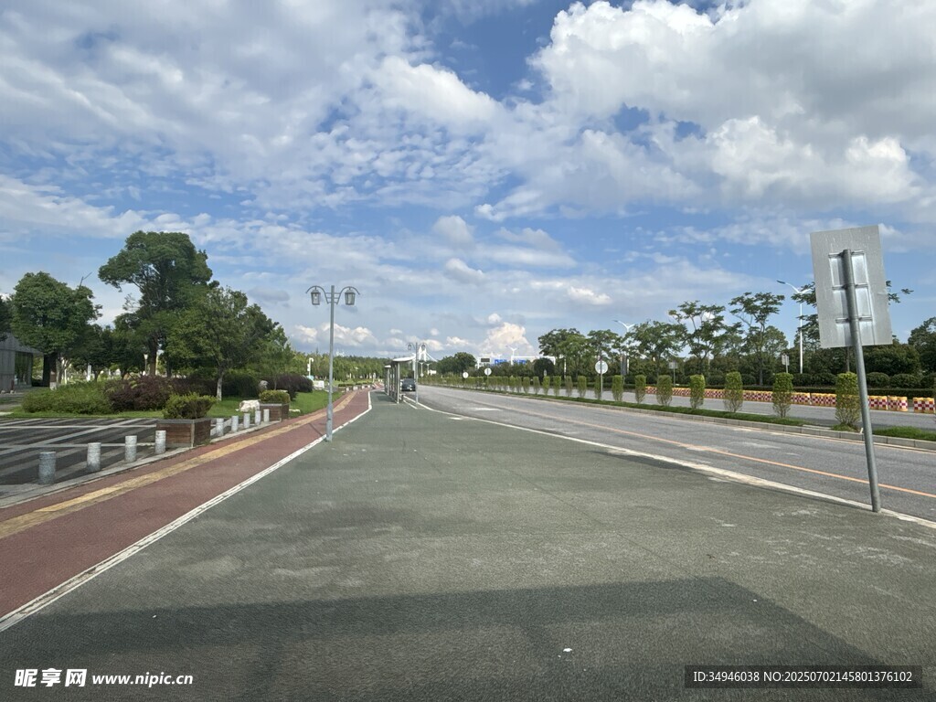 宽阔道路与蓝天白云景观
