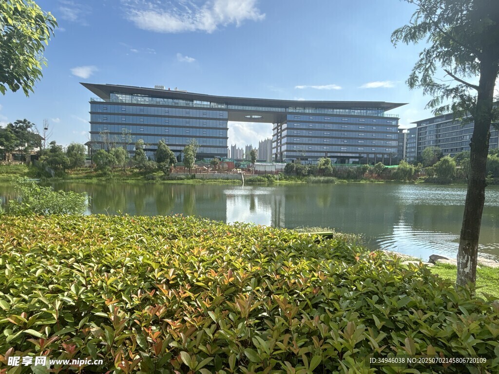 湖畔现代建筑景观