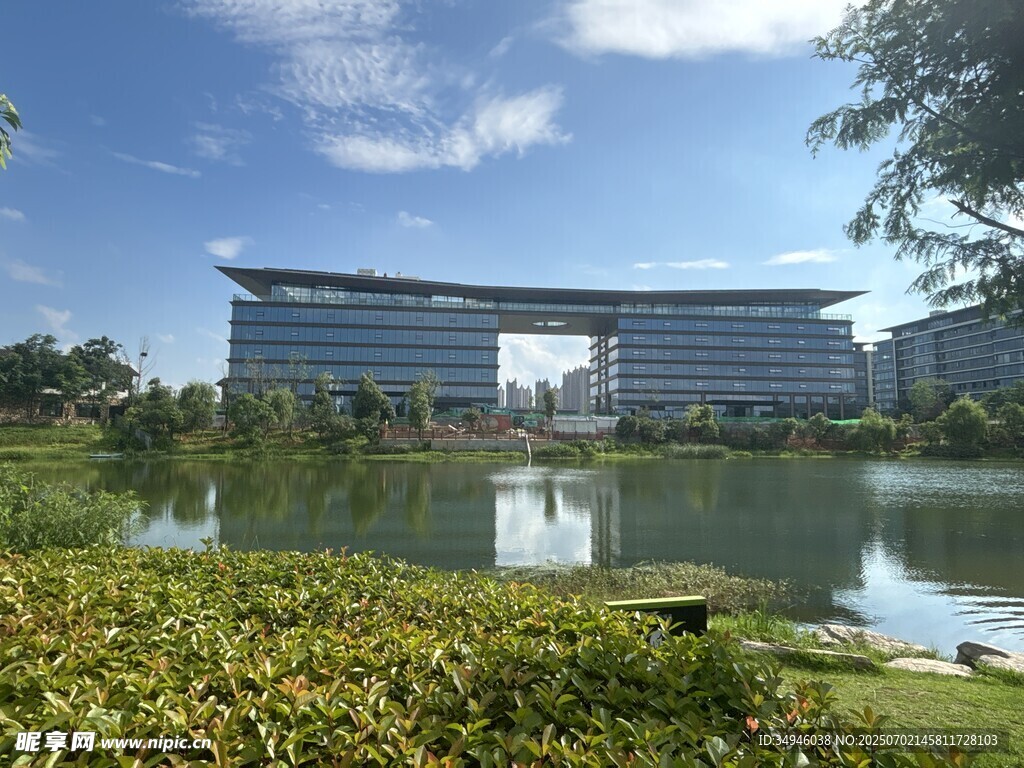 湖畔现代建筑景观