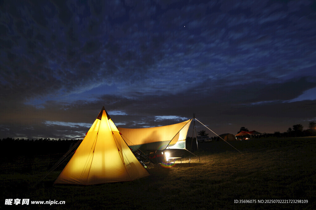 夜幕下的野外露营帐篷