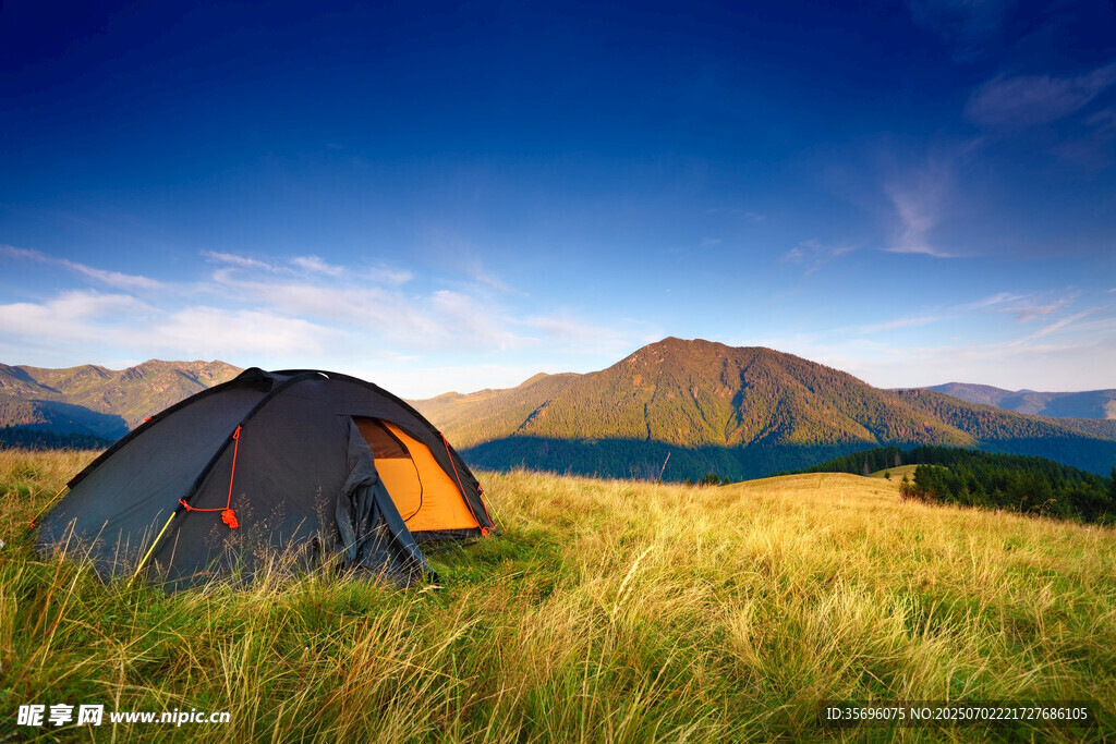 草原上的露营帐篷