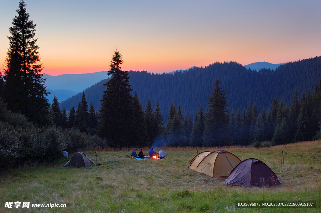 山间露营美景
