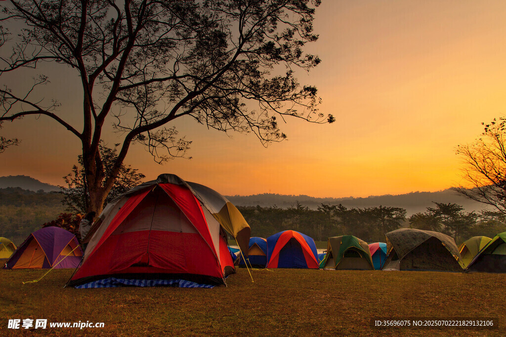 夕阳下的户外露营场景