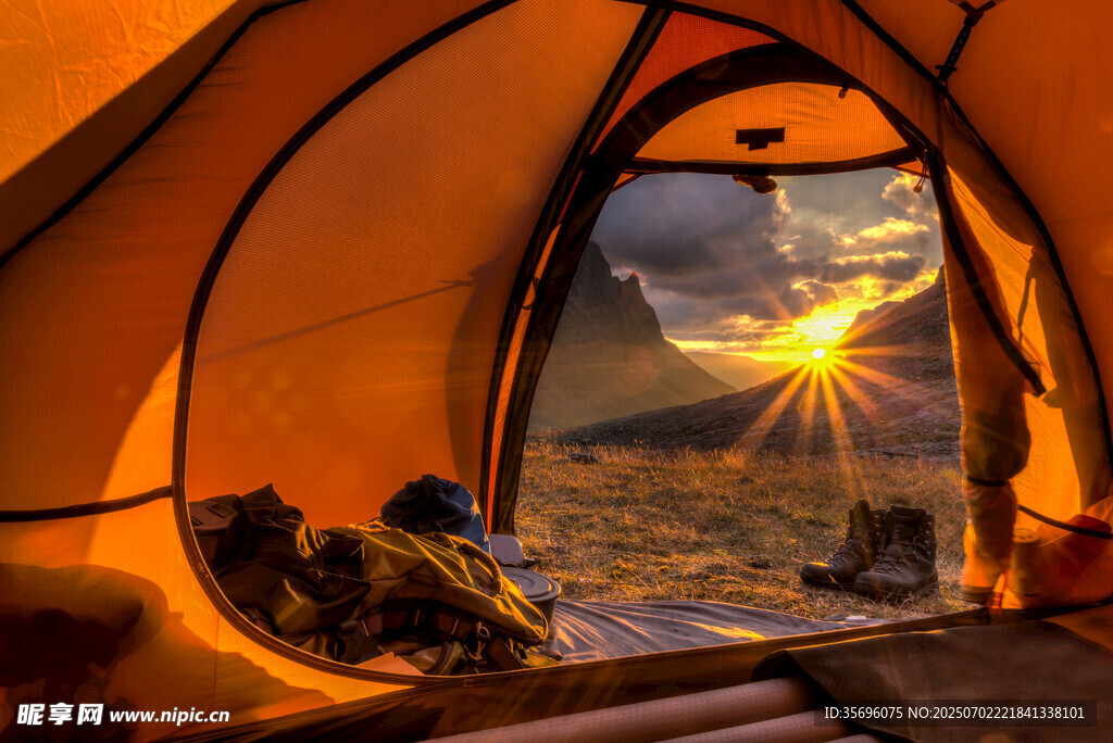 帐篷内的日出美景