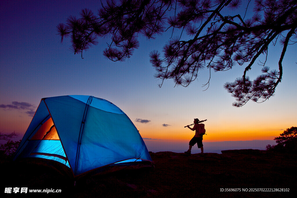 黄昏下的户外露营场景