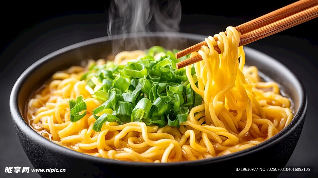 热气腾腾的美味葱花拌面