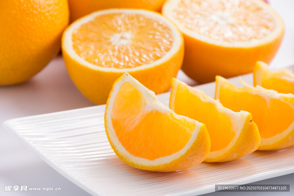 新鲜切片橙子摆放在盘上