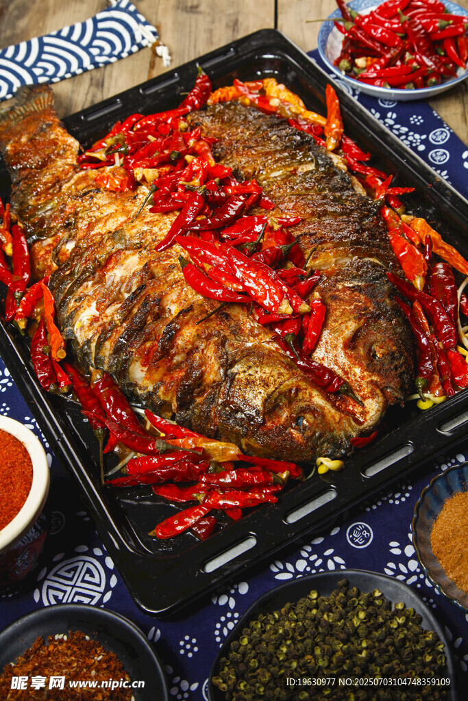 香煎烤鱼配多彩辣椒