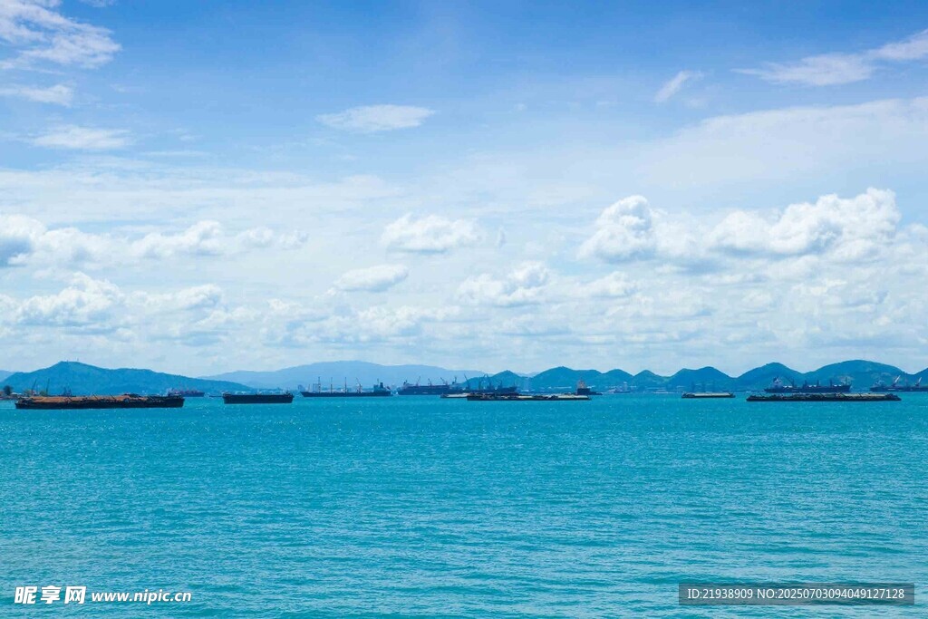 碧海蓝天中的海上风光