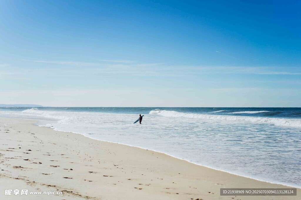 海边漫步的惬意时光